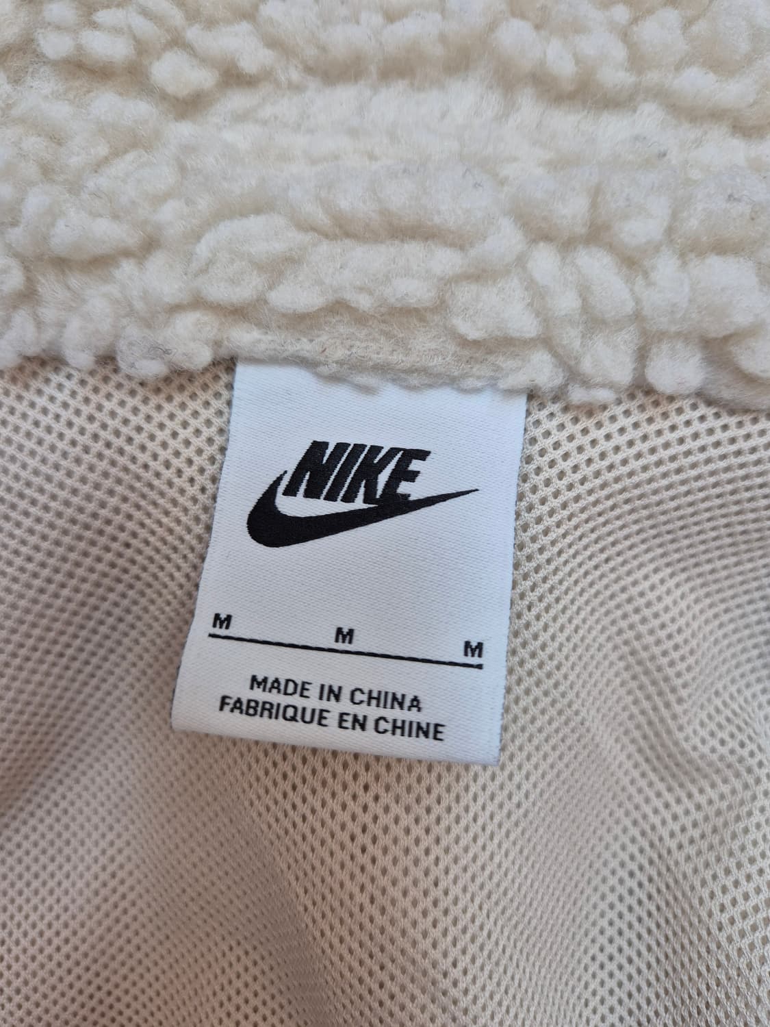 뽀글이 재질의 나이키 쉐르파 자켓입니다. M사이즈이고, 100% 폴리에스 상품이미지3