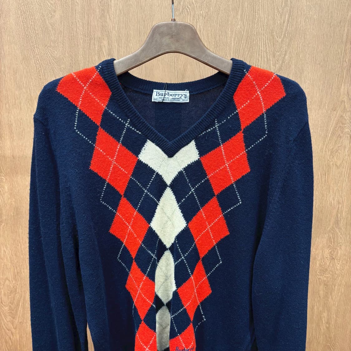 버버리 브이넥 니트 아가일 패턴 로고 자수 디테일 루즈핏 네이비 상품이미지4