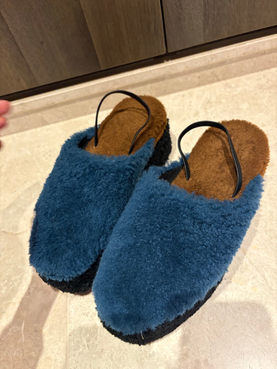 블루 시어링 소재의 펜디 FENDI 플랫폼 슬라이드 샌들 상품이미지2