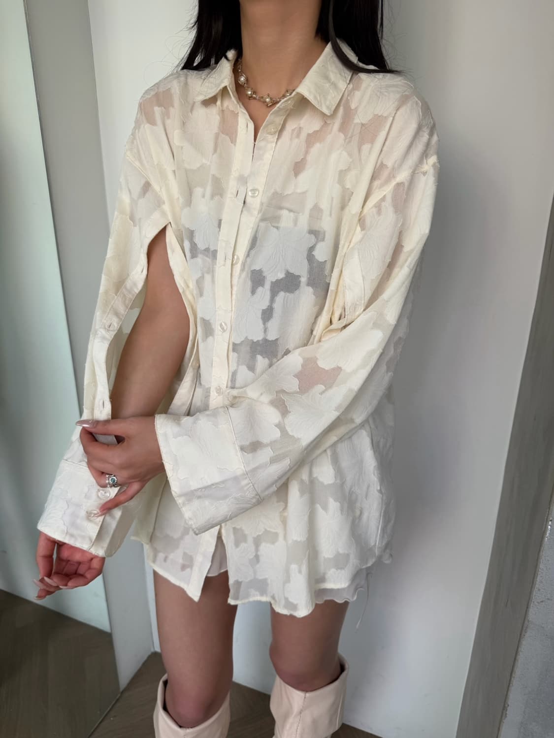 아이보리 플라워 시스루 슬릿 디테일 셔츠 상품이미지6