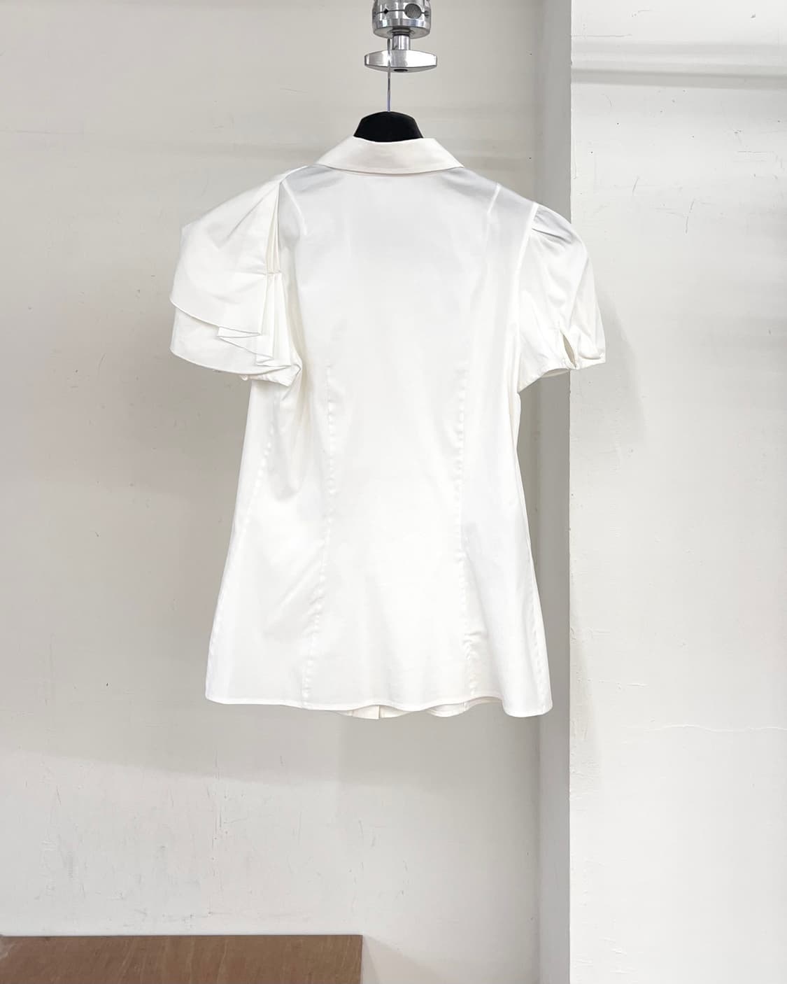 프라다 화이트 레이어드 숄더 하프 셔츠 상품이미지6