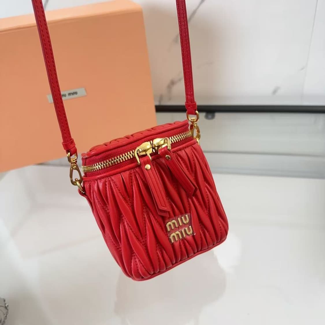 미우 미우 마테라쎄 나파 레더 마이크로 숄더백 레드 상품이미지6