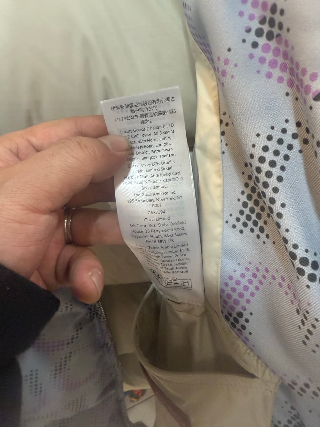 50/105/24fw 정품 구찌 올오버 로고 다운패딩 팝니다 상품이미지8