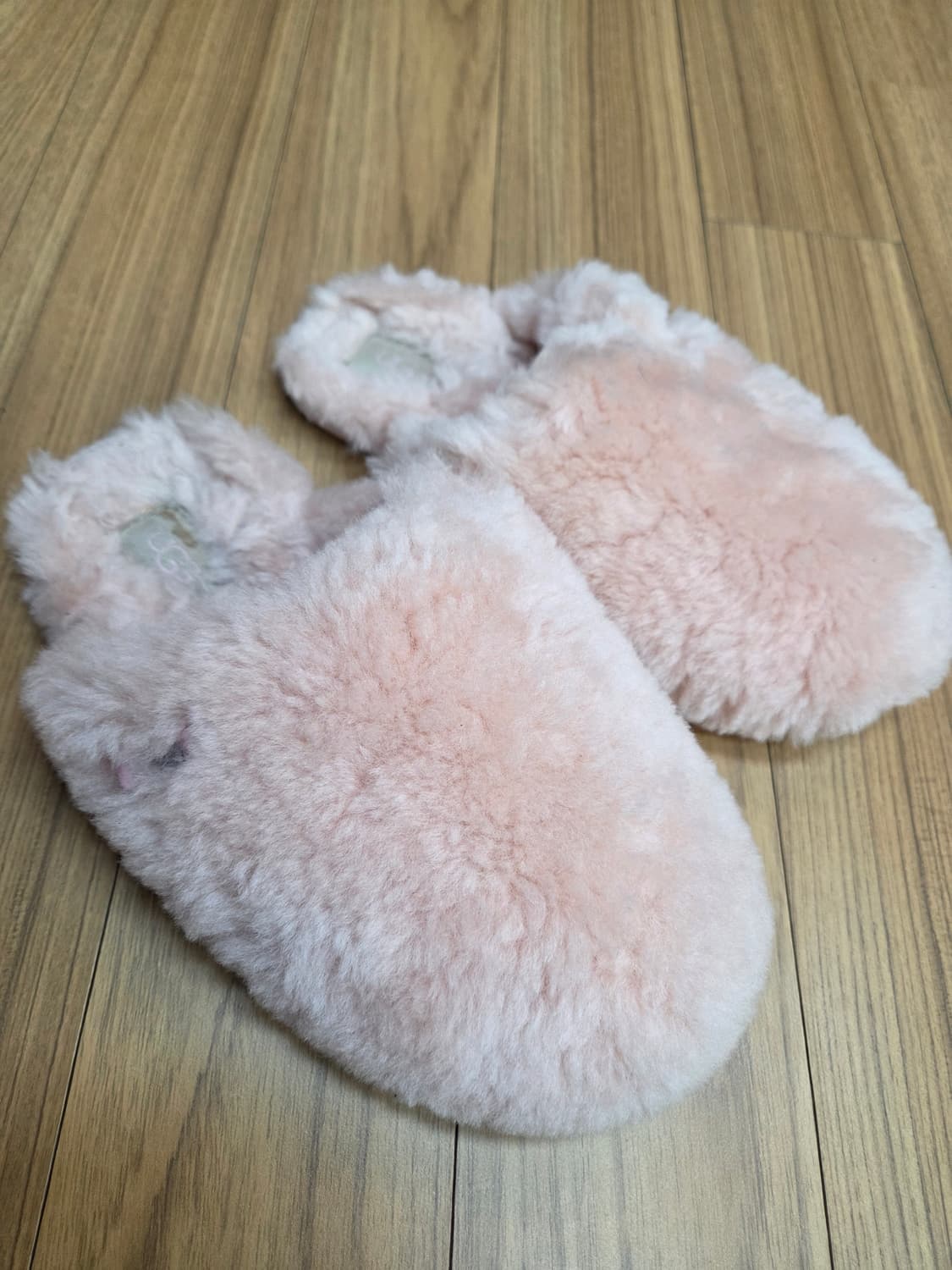 UGG 핑크 털 슬리퍼 220mm 판매합니다. 부드러운 양털 소재로 되어 상품이미지2