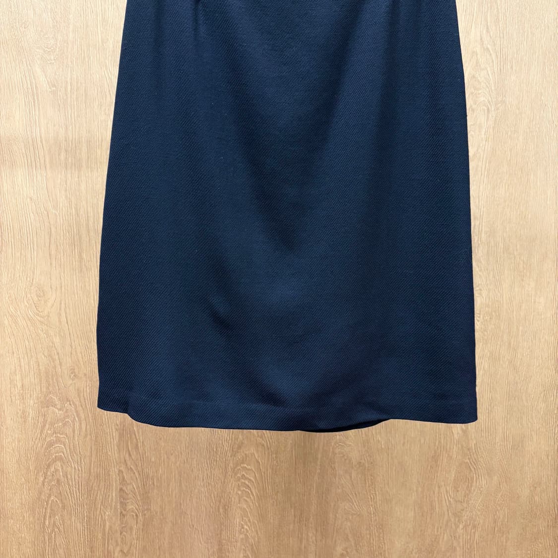 꾸레쥬 펜슬 스커트 허리 라인 시그니처 로고 자수 포인트 디테일 네이비 상품이미지5