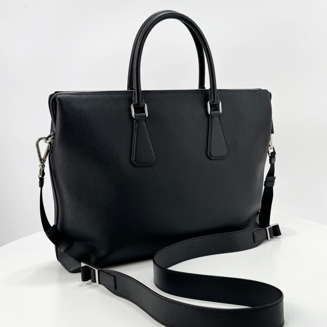 프라다 삼각로고 사피아노 브리프케이스 토트백 블랙 (2VG044) 상품이미지4