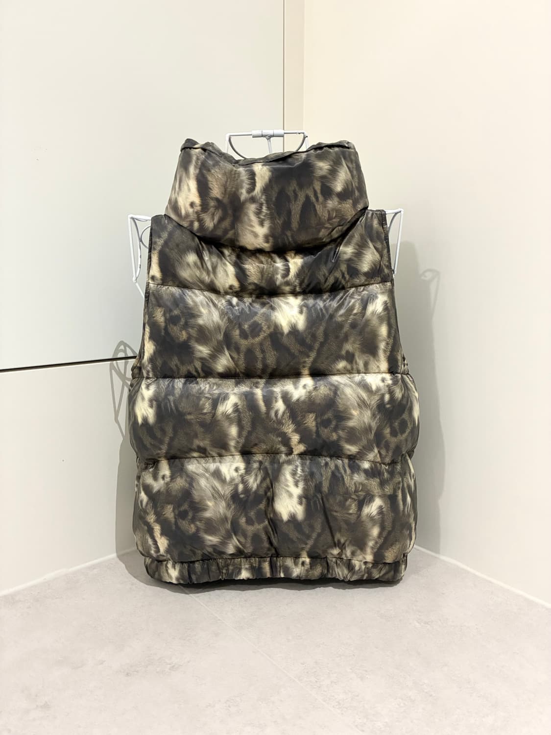 하이넥 호피 리얼다운 패딩조끼 상품이미지3