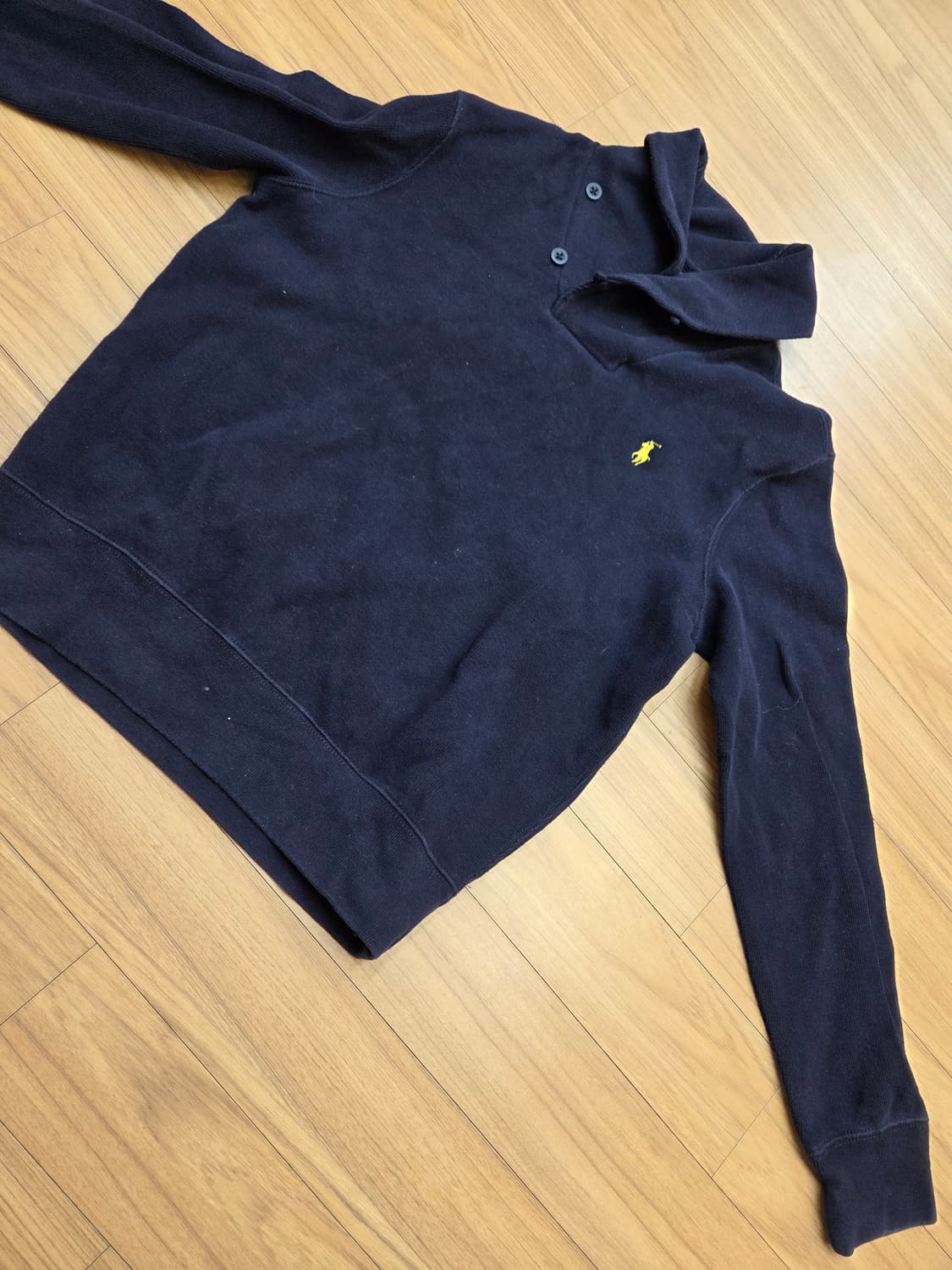 폴로 랄프로렌 남성 스웨터 네이비 색상입니다. 사이즈는 S이고, 목 부분 상품이미지1