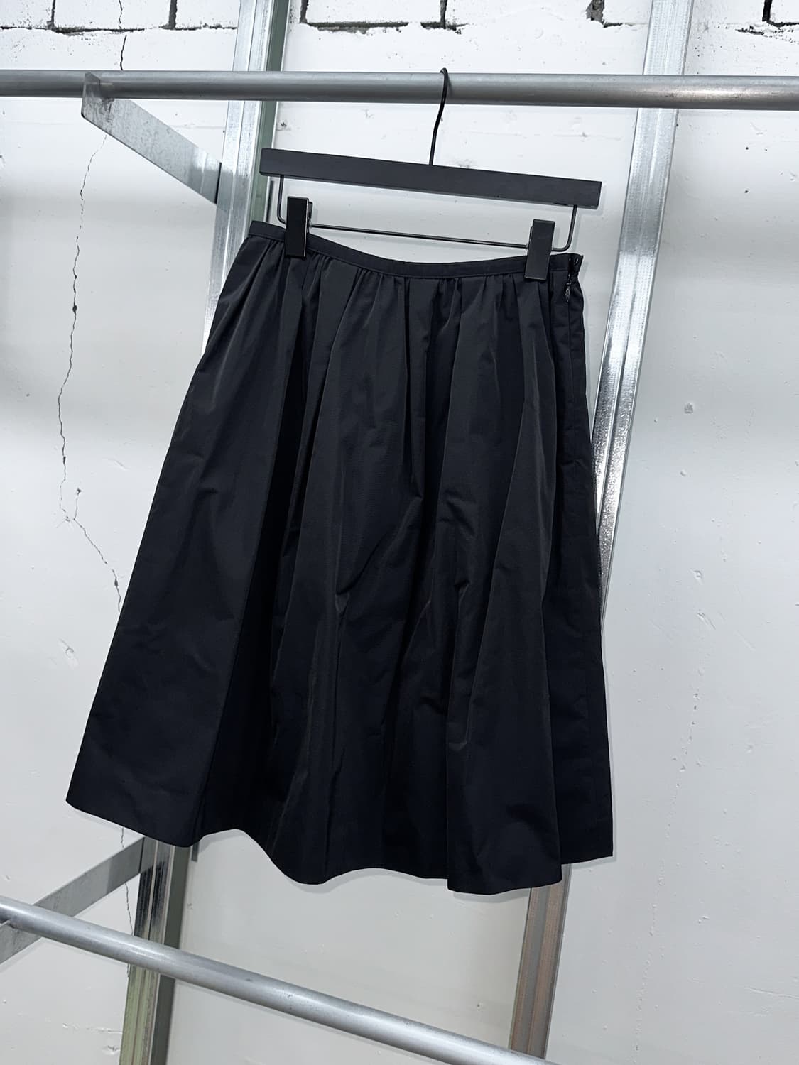 black volume midi skirt 상품이미지1