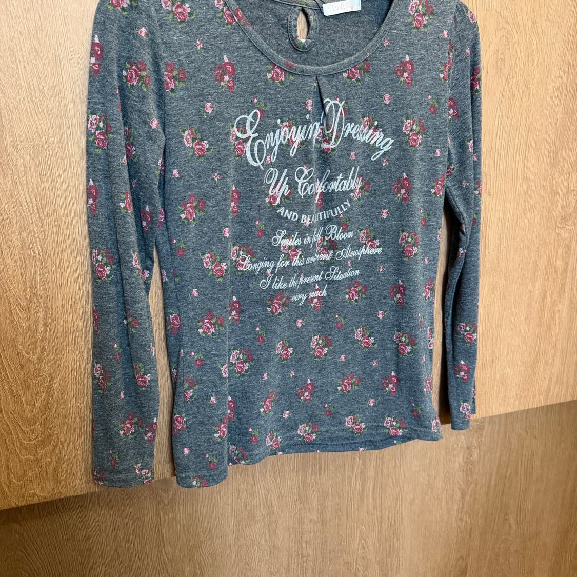 빈티지 롱슬리브 티셔츠 잔꽃 플로럴 패턴 레터링 프린트 디테일 그레이 상품이미지4