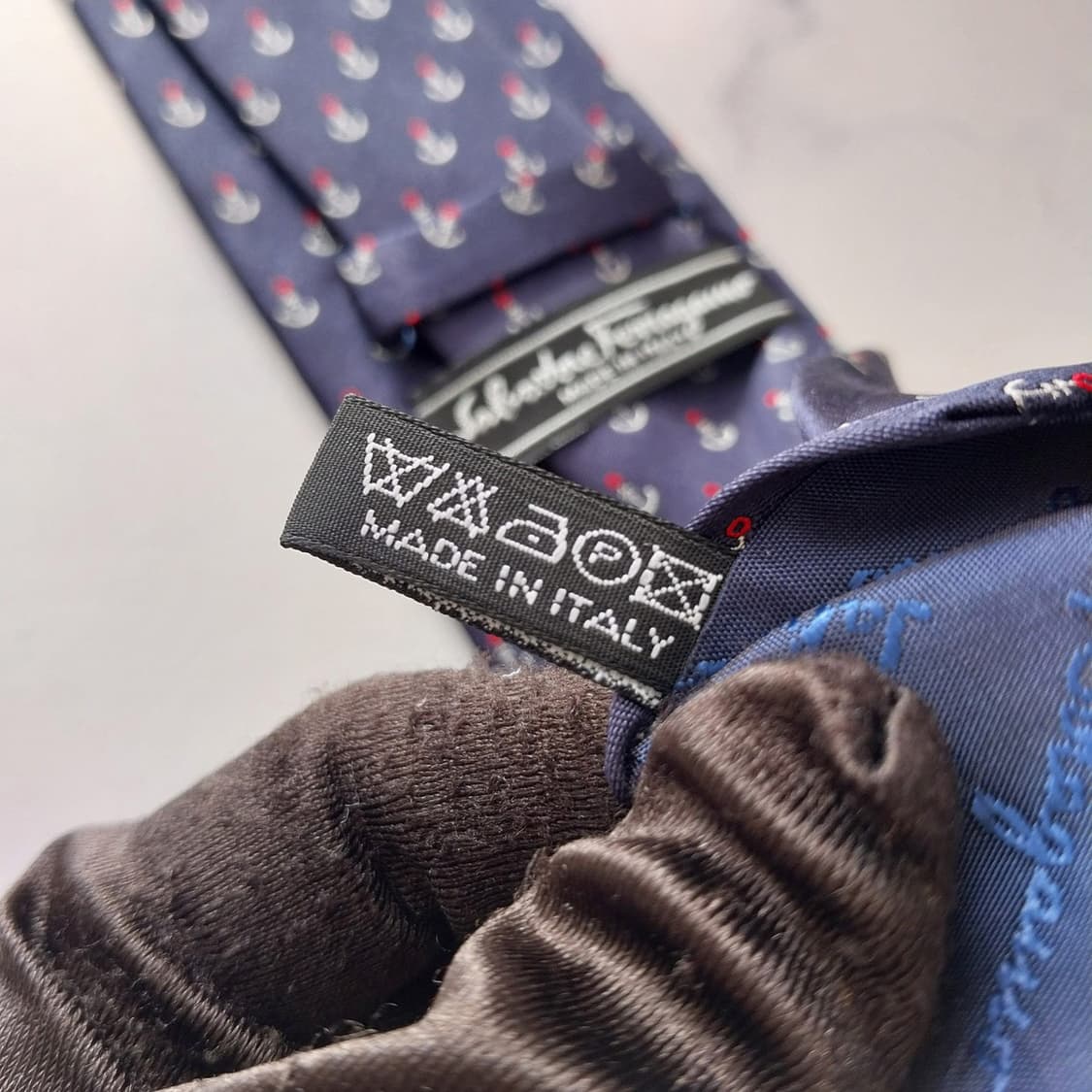 페라가모 실크 네이비 앵커 패턴 넥타이 7.3cm A+등급 K1726
 상품이미지10