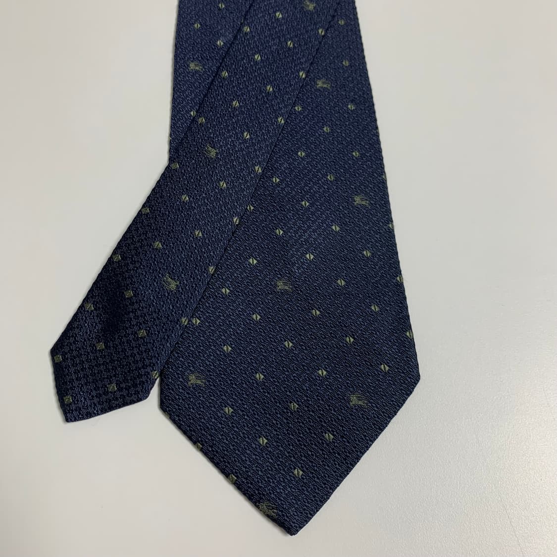 버버리(BURBERRY) 다크네이비 명품넥타이 100실크 로고플레이 상품이미지4