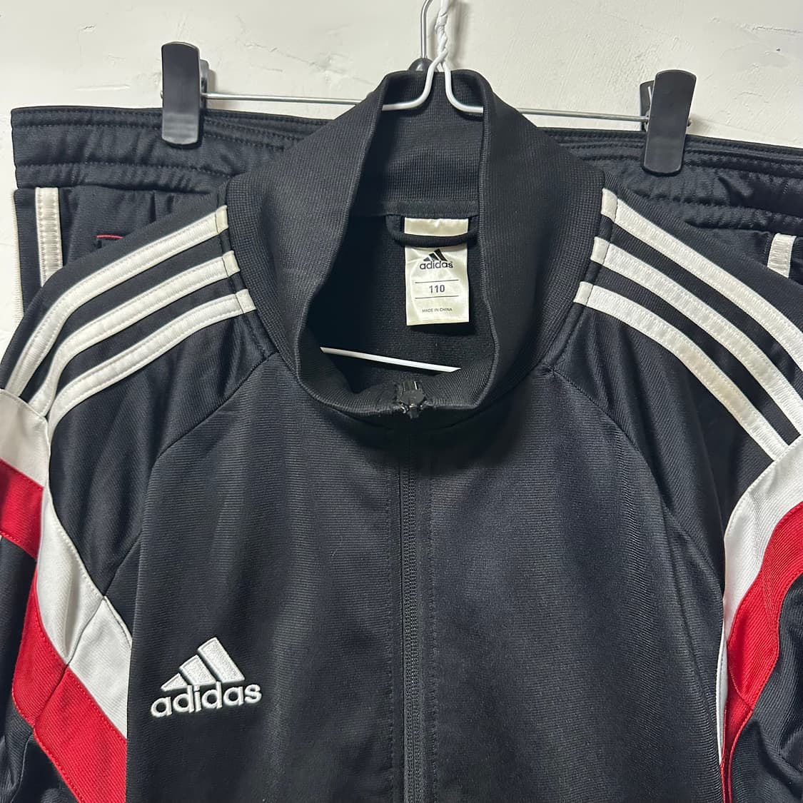 (105추천) 아디다스 블랙/레드 삼선 트레이닝복 세트 져지 셋업 상품이미지4