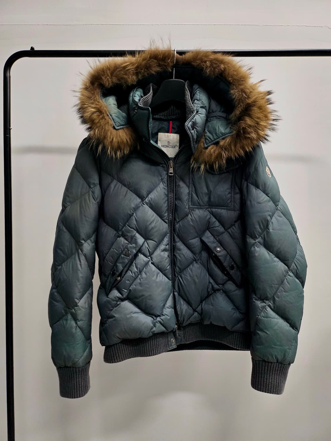 몽클레어 해리슨 패딩
사이즈 4 / 사용감 적음 상품이미지1