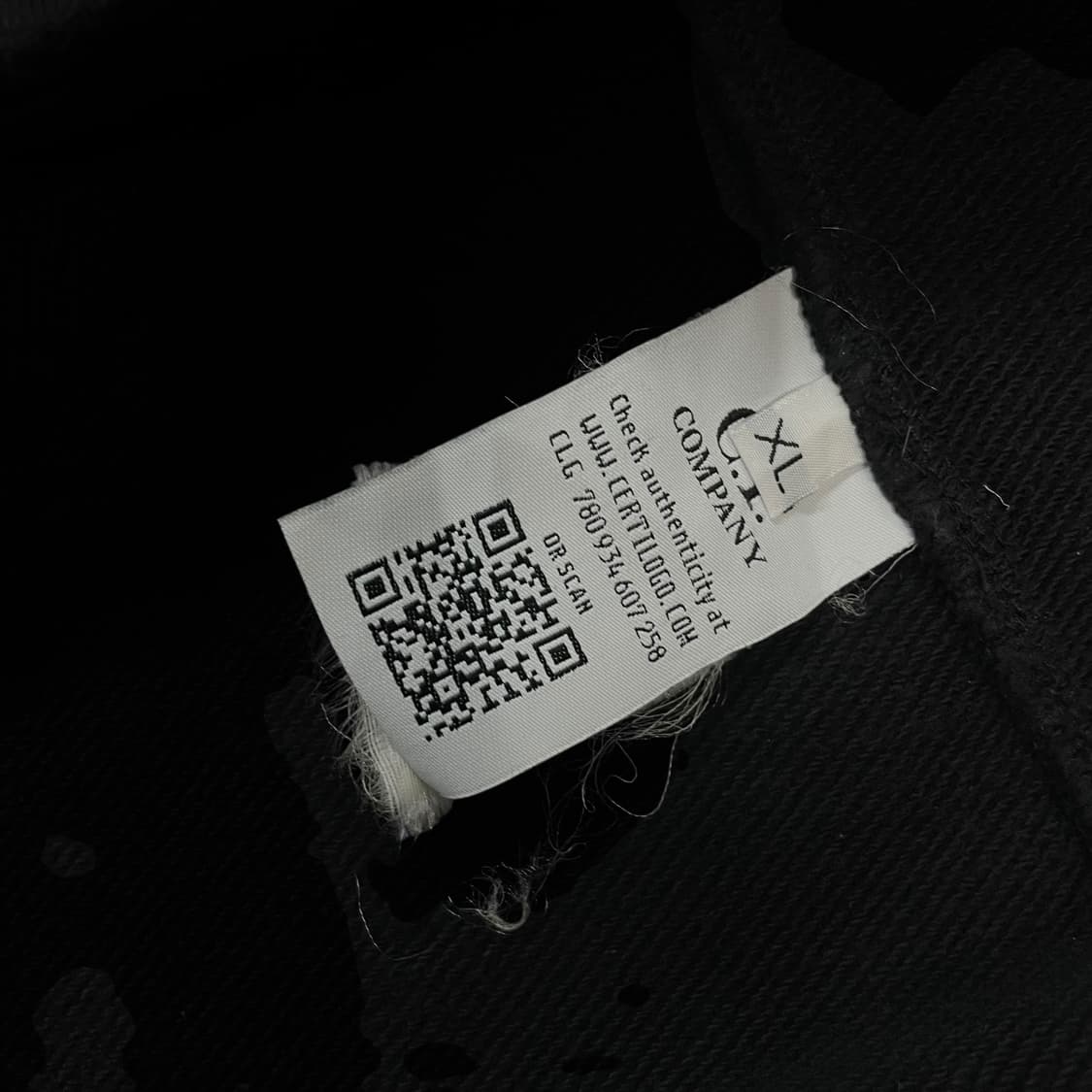 C.P 컴퍼니 사선 지퍼 렌즈 맨투맨 블랙 상품이미지5