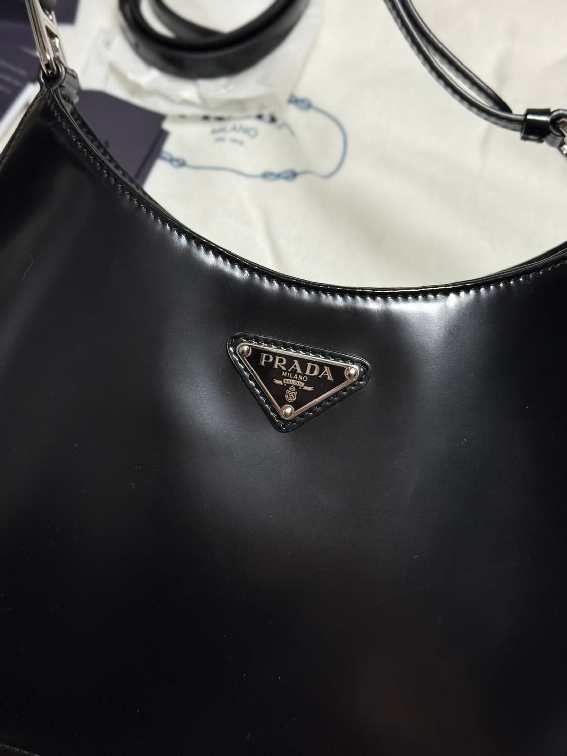프라다 클레오 브러시드 가죽 숄더백 상품이미지3
