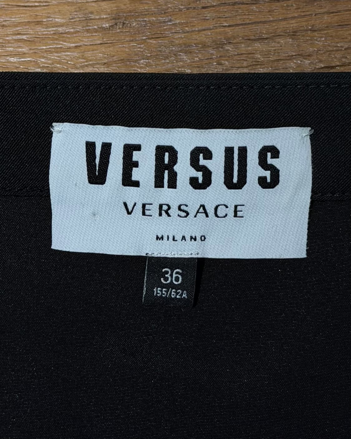 베르수스 베르사체 블랙 실버 아일렛 세이프핀 장식 미니 스커트 상품이미지5