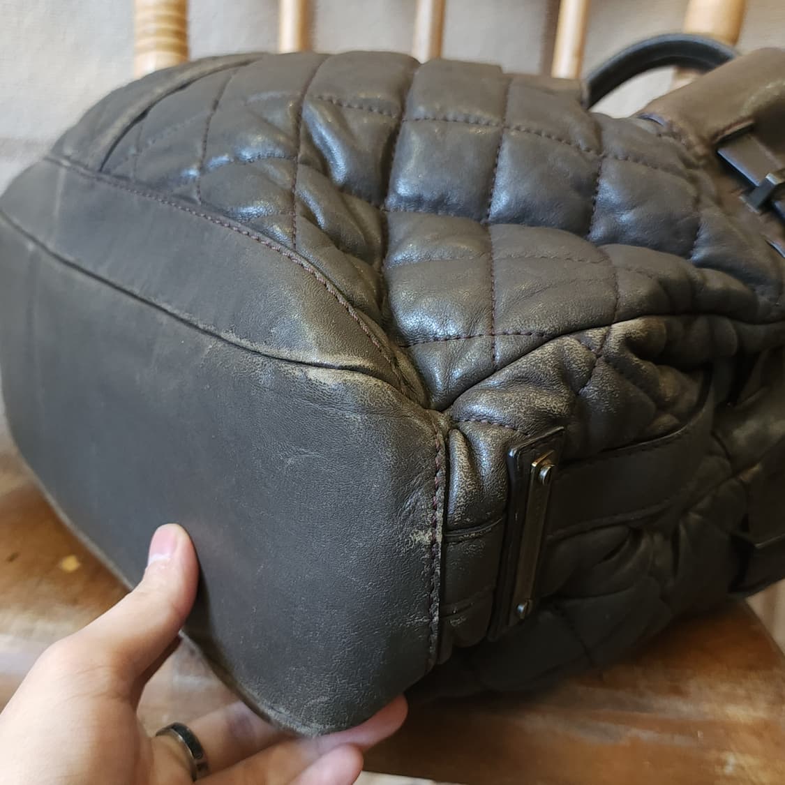 버버리 퀼티드 레더 숄더백 카키 브라운 상품이미지7