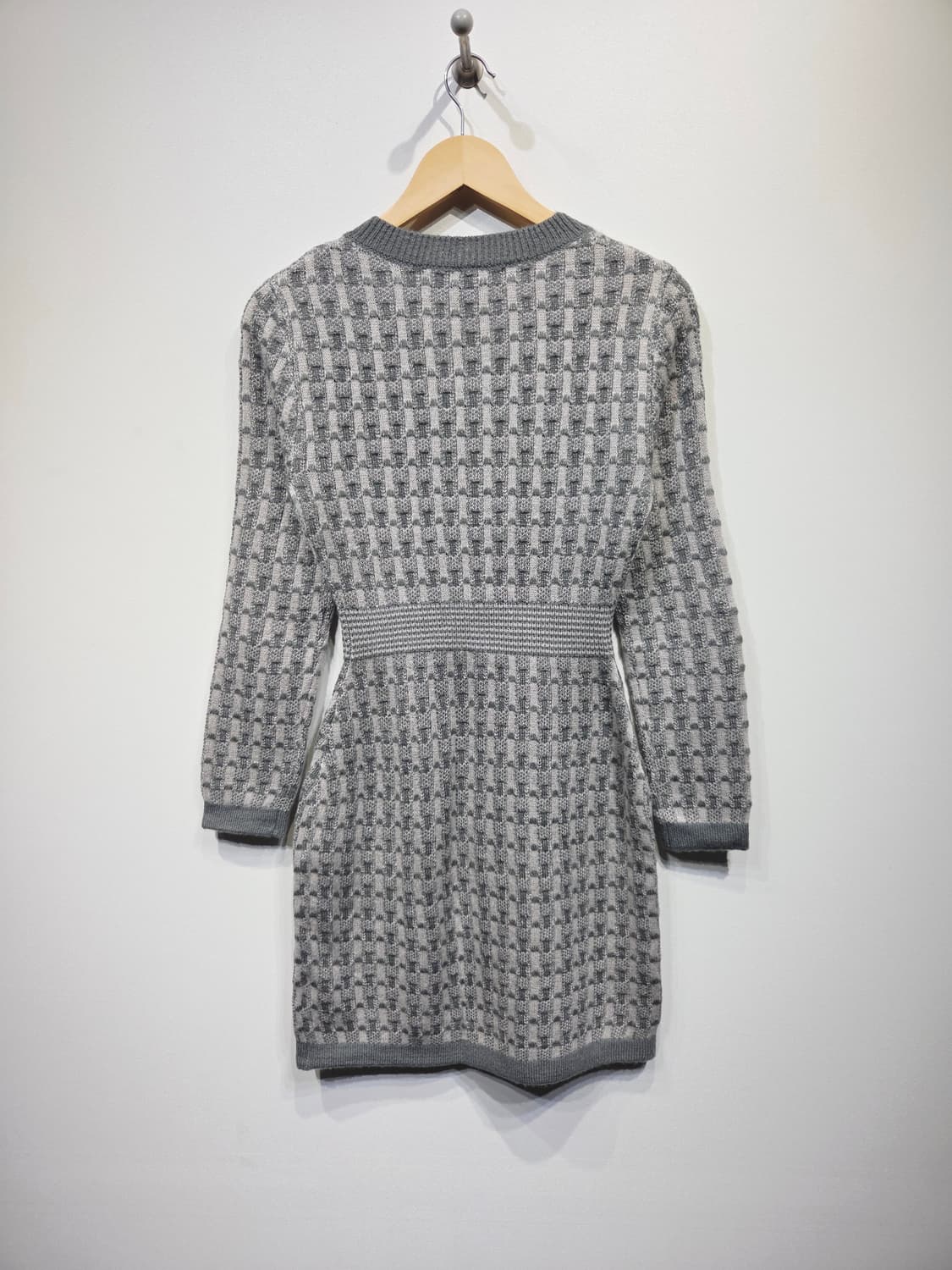 NAIN 나인 브이넥 진주버튼 패턴 니트 원피스 상품이미지6