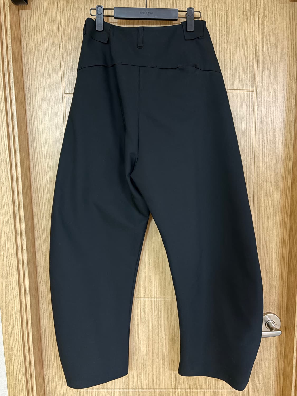 [새상품] 아모멘토 25ss 커브드 실루엣 팬츠 / M 상품이미지5