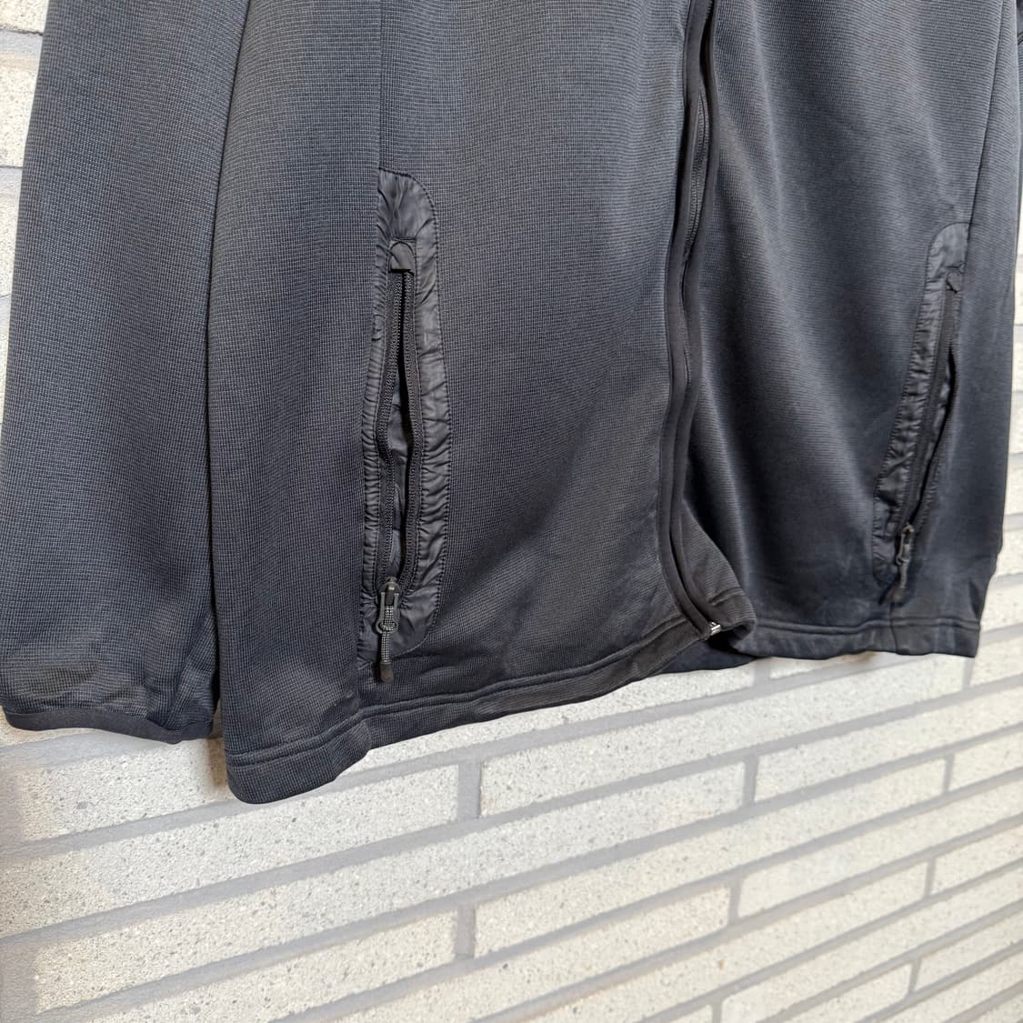 언더아머 스카이라인 싸커 늑대 자수 후드집업 블랙 컬러  상품이미지4