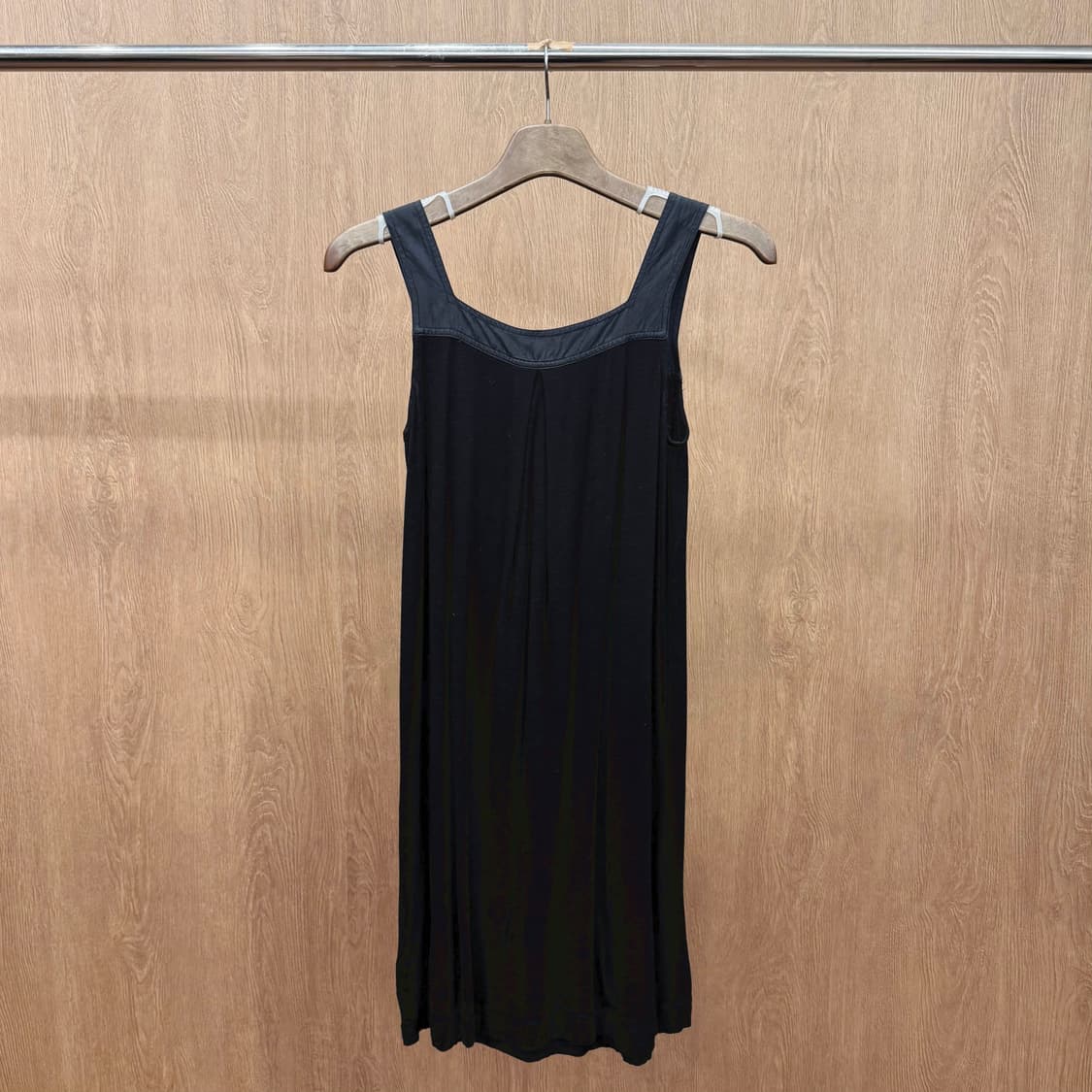 띠어리 배색 실크 요크 슬리브리스 미디 원피스 드레이프 블랙 상품이미지3