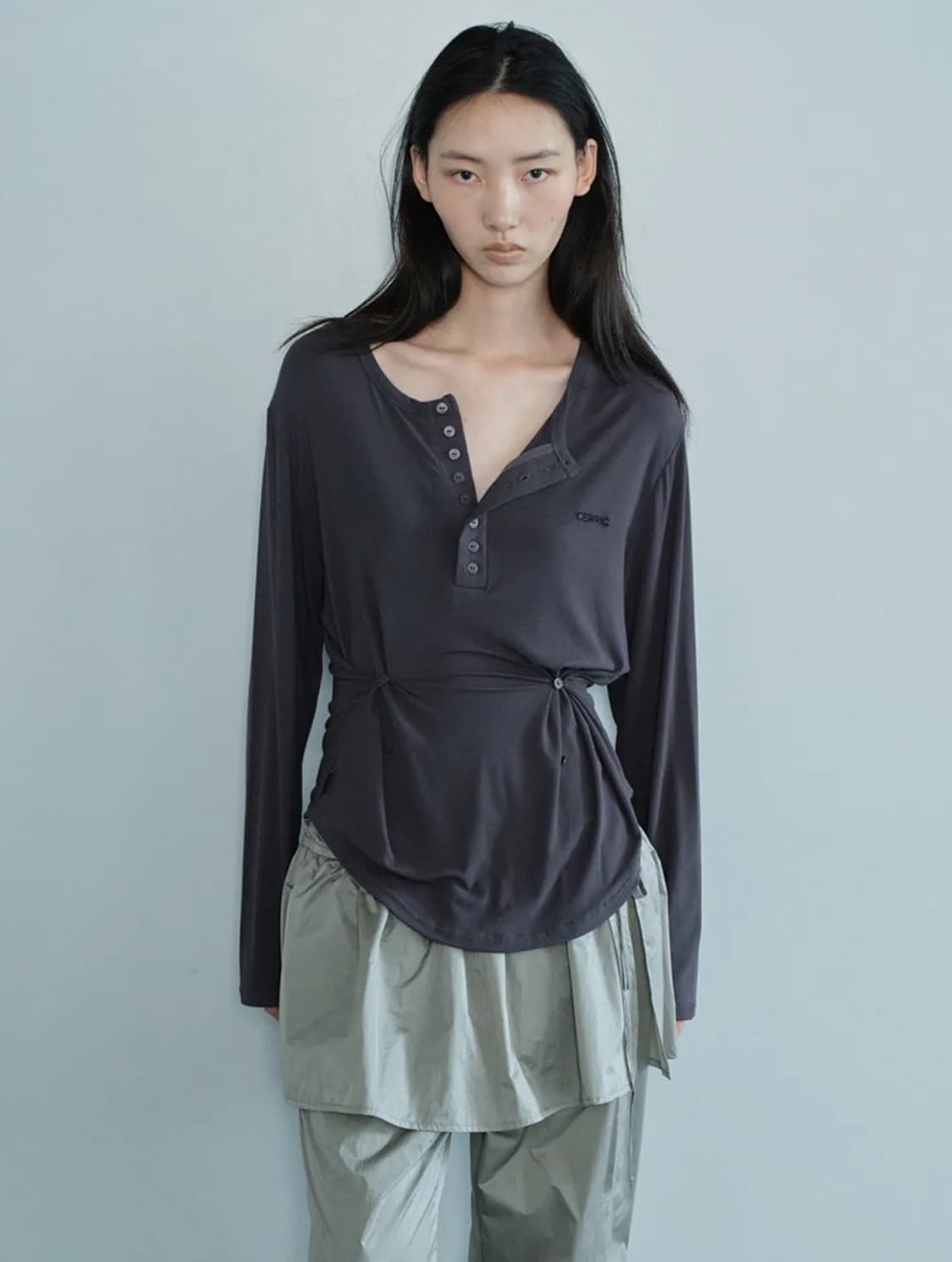 세릭 버튼 헨리넥 탑 차콜 Button Henley Neck Top 상품이미지3