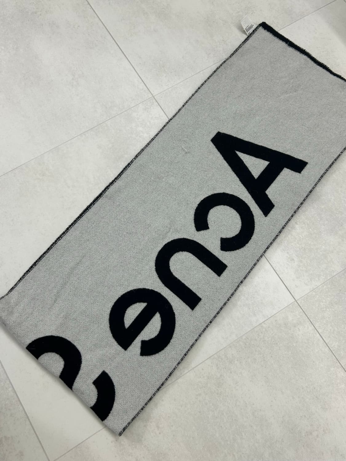 아크네 스튜디오 로고 자카드 머플러 블랙 화이트 상품이미지3