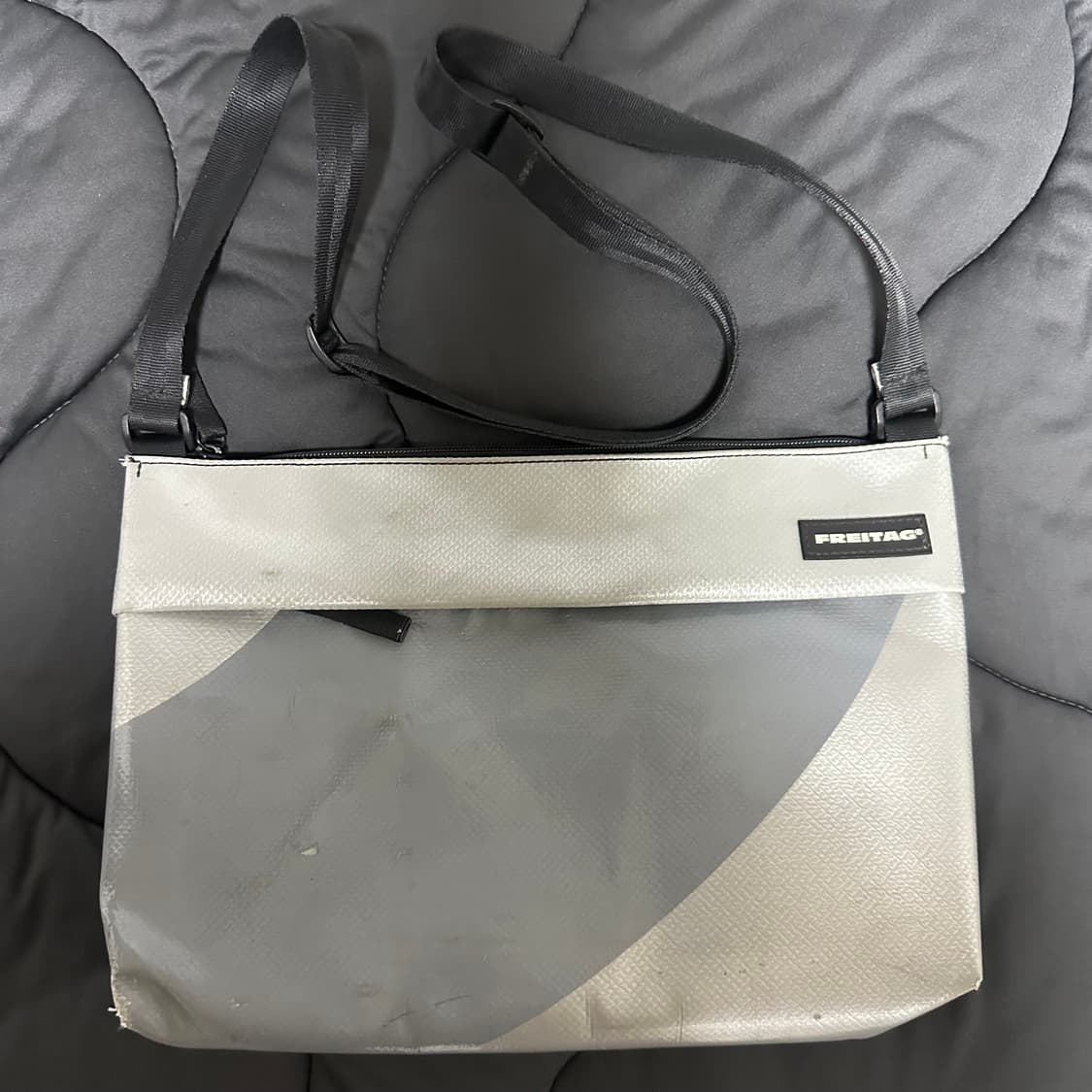 프라이탁 루 lou 실버 크로스백 상품이미지1