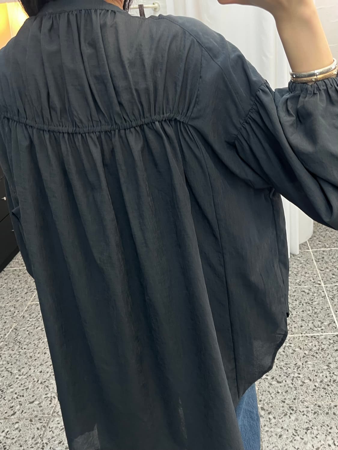 블랙 셔링 블라우스 상품이미지3