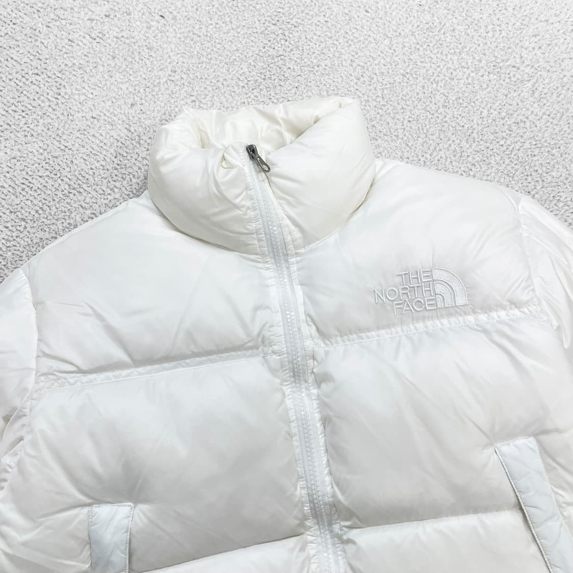 노스페이스 눕시 700 크롭 패딩 화이트 상품이미지2