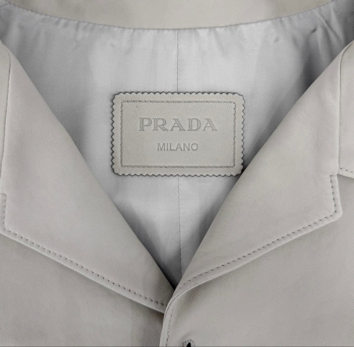 [50] 프라다 남성 나파 레더 삼각로고 램스킨 반팔 셔츠 자켓 베이지 상품이미지3