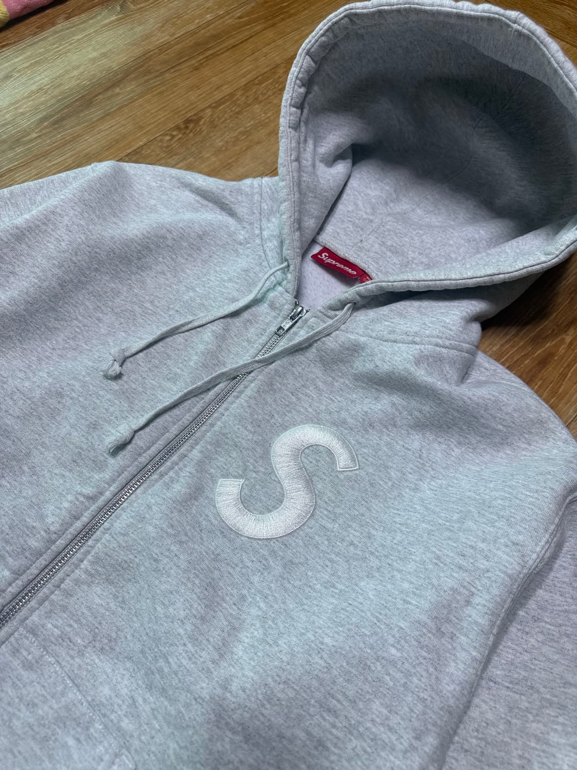 슈프림 S 로고 집업 후드 스웨트셔츠 애쉬 그레이 (24FW) 상품이미지3