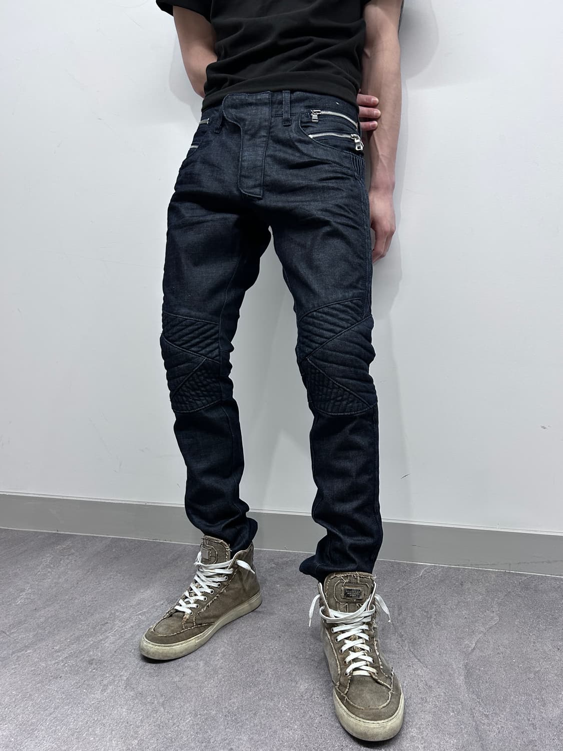 멀티 지퍼 퀼티드 바이커 데님 팬츠 상품이미지1