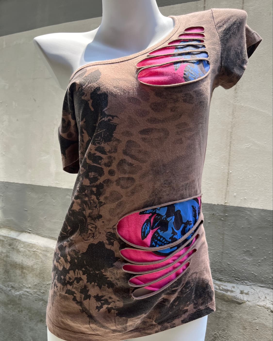 Distressed Cut-Out Leopard Graphic Tee 상품이미지3
