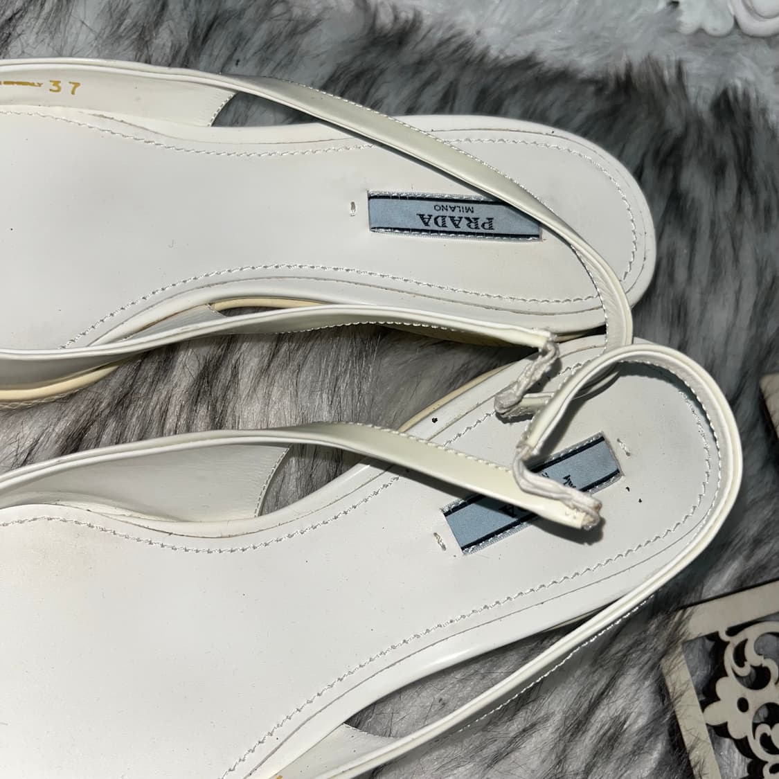 Prada 브러쉬드 가죽 슬링백 펌프스 상품이미지3