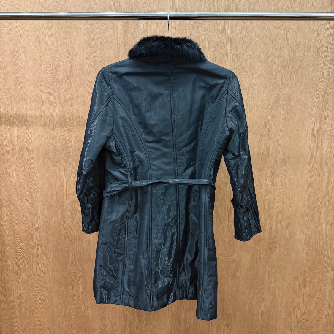 스피치오 패딩 코트 폭스퍼 카라 배색 벨트 스트랩 디테일 슬림핏 블랙 상품이미지3