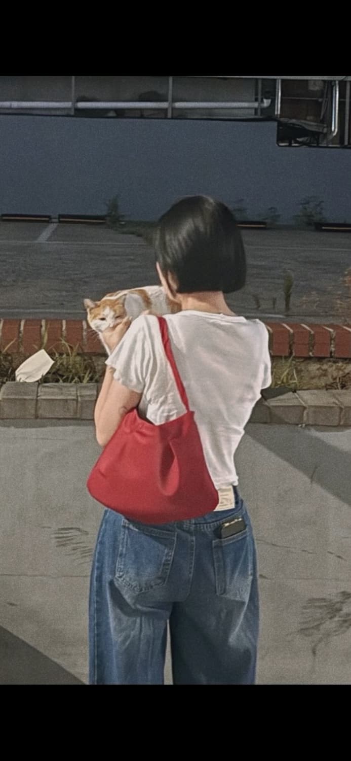 OF COURSE 커브 숄더백 레드(착용샷있음) 상품이미지2