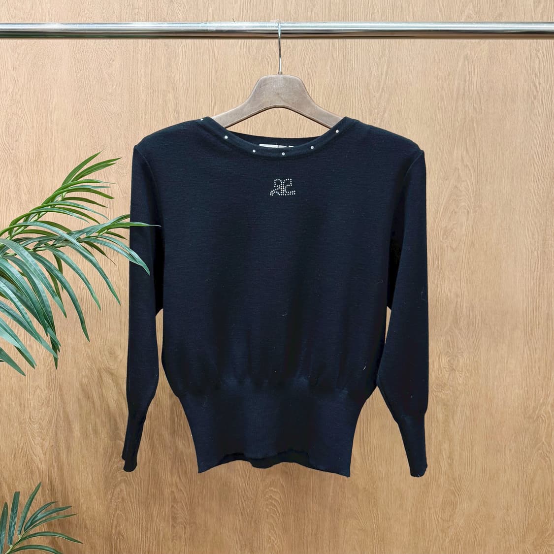 꾸레쥬 라운드넥 울 니트 큐빅 로고 장식 넥라인 디테일 루즈핏 블랙 상품이미지1