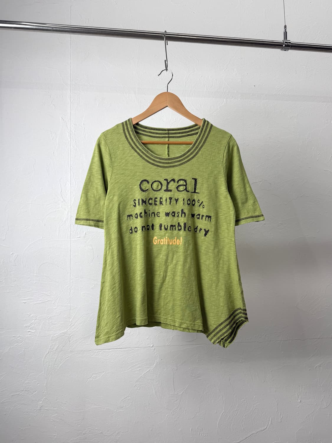 Coral 오버록 스티치 반팔 티셔츠 상품이미지1