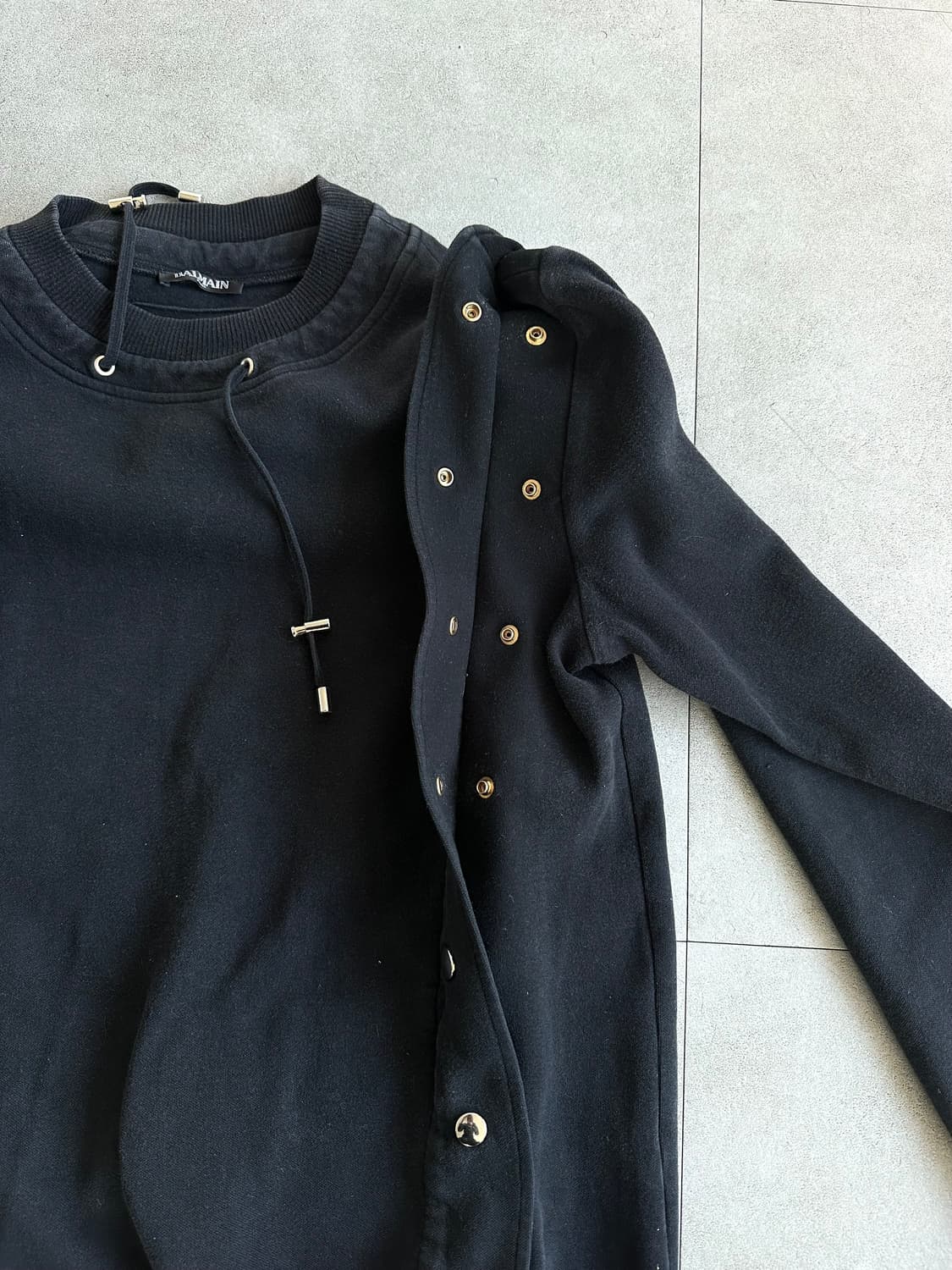 발망 아머 스터드 맨투맨 블랙 상품이미지3