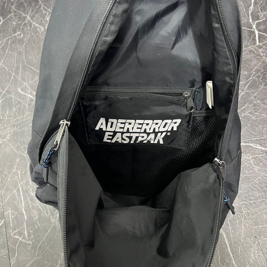 아더에러 x 이스트백 패디드 백팩 블랙 상품이미지8