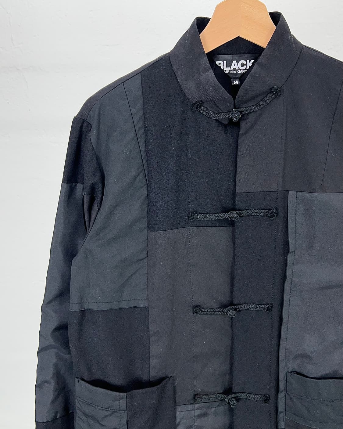 꼼데가르송 블랙 18fw 블랙 패치워크 차이니즈 쿵푸 카라 자켓 상품이미지2