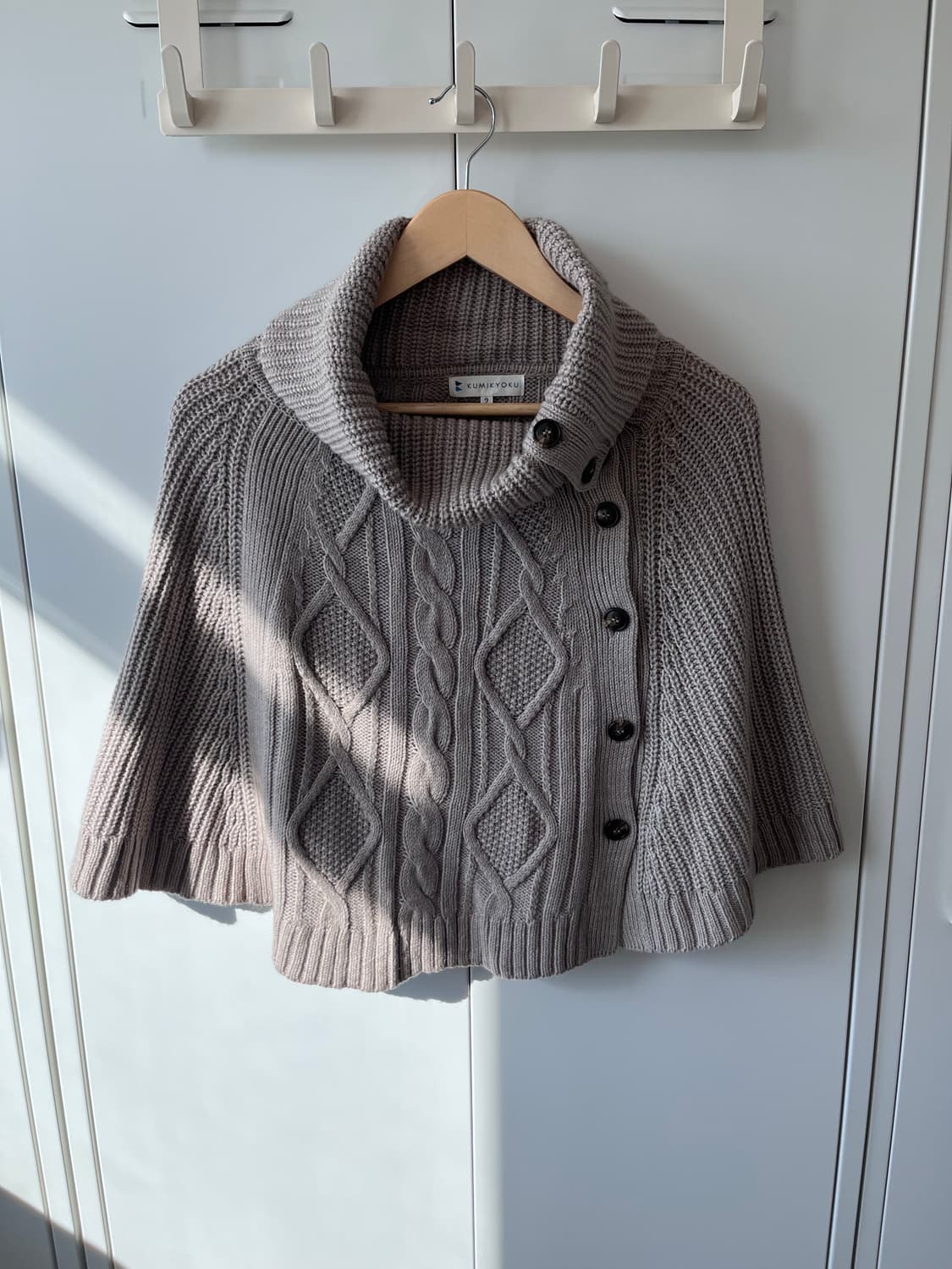 Kumikyoku 단추 케이프 니트 사와코  상품이미지6