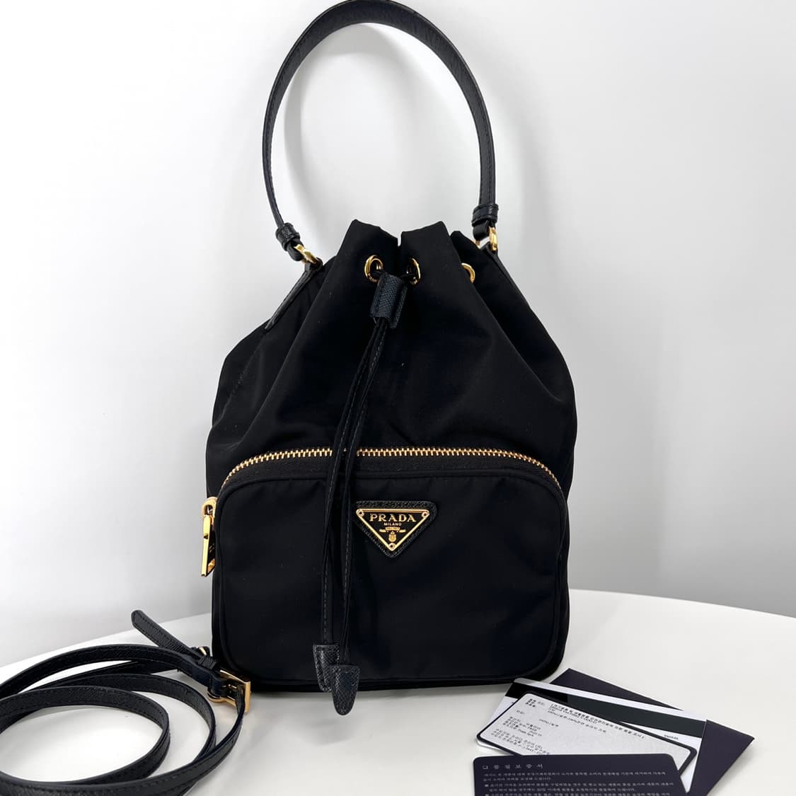 프라다 삼각로고 나일론 버킷백 블랙 (1BH038) 상품이미지1