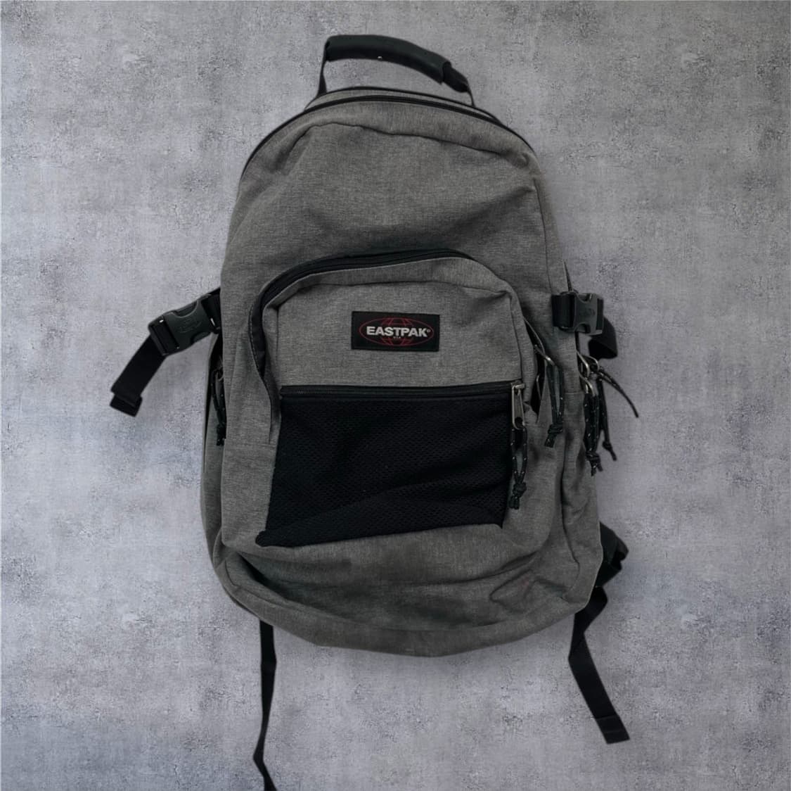 이스트팩 Eastpak 그레이 에그웜 백팩 상품이미지1