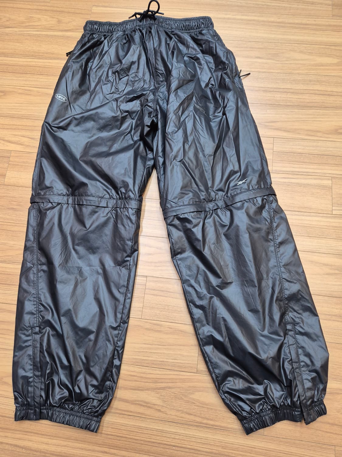 블랙 색상의 리복 트레이닝 바지입니다. 사이즈는 L이고, 허리둘레는 72 상품이미지1