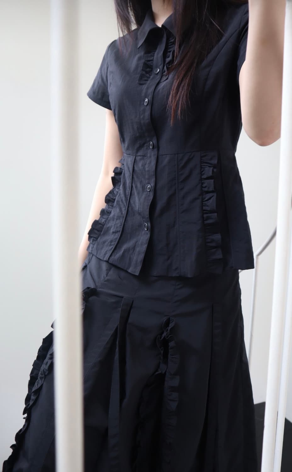 바하윤 BAHAYOON  러플 반팔 셔츠 블랙 상품이미지1