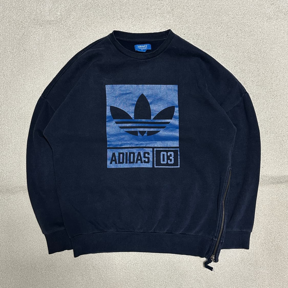 아디다스 스트릿 그래픽 크루넥 맨투맨 상품이미지2