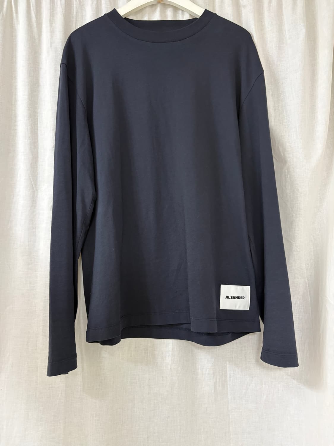 [M] 질샌더 로고 패치 롱슬리브 티셔츠 상품이미지1